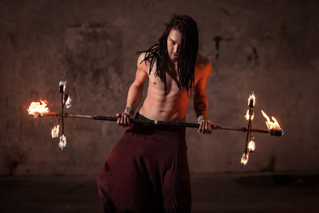 Si eres un artista callejero seguro necesitas luz... bueno, el de la foto se ilumina solo (no lo intentéis en casa)