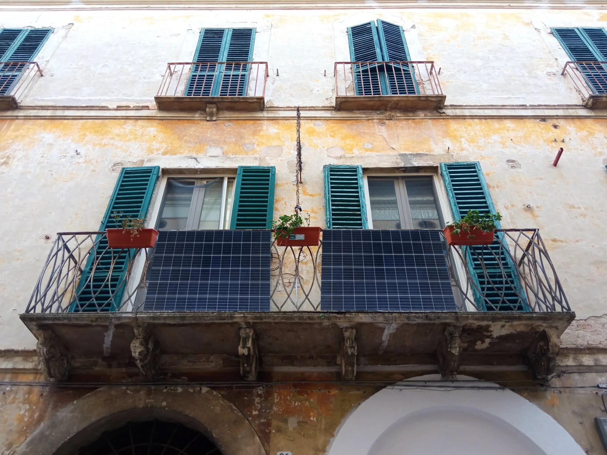 Guía de paneles solares montados en balcones y terrazas