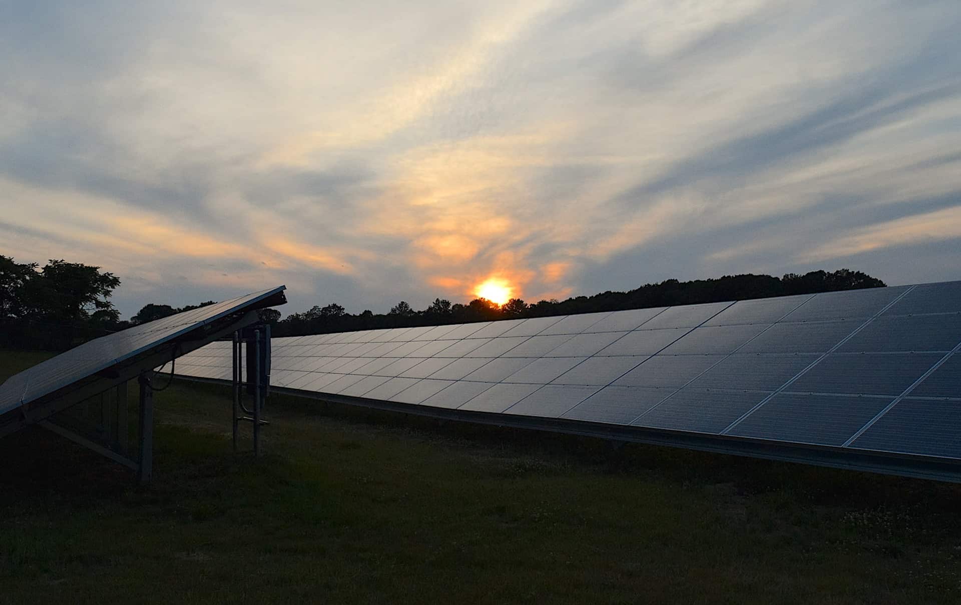 ¿Los paneles solares funcionan de noche?
