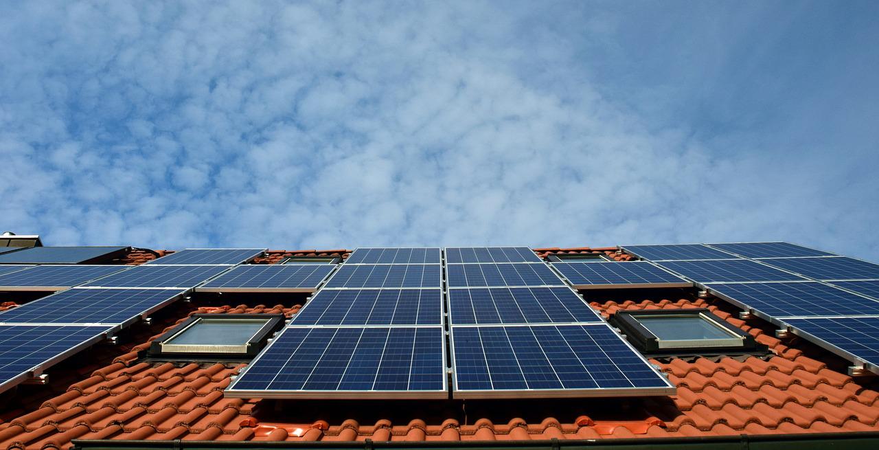 ¿Se pueden instalar paneles solares en techos de tejas?