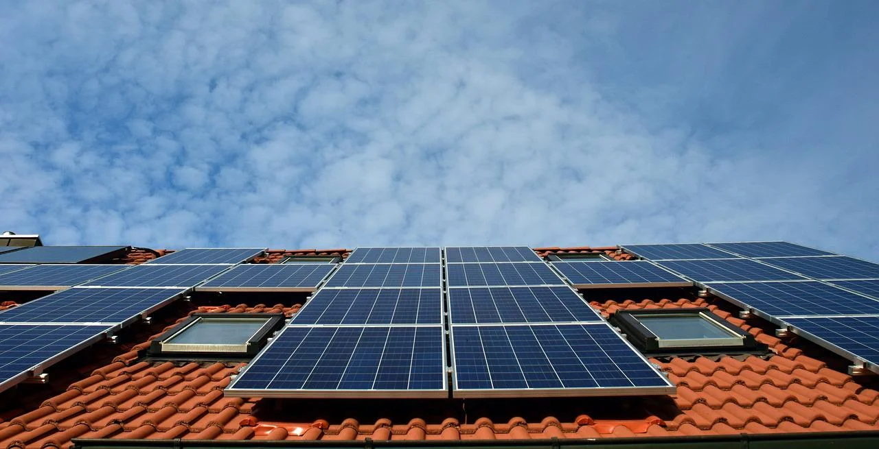 ¿Se pueden instalar paneles solares en techos de tejas?