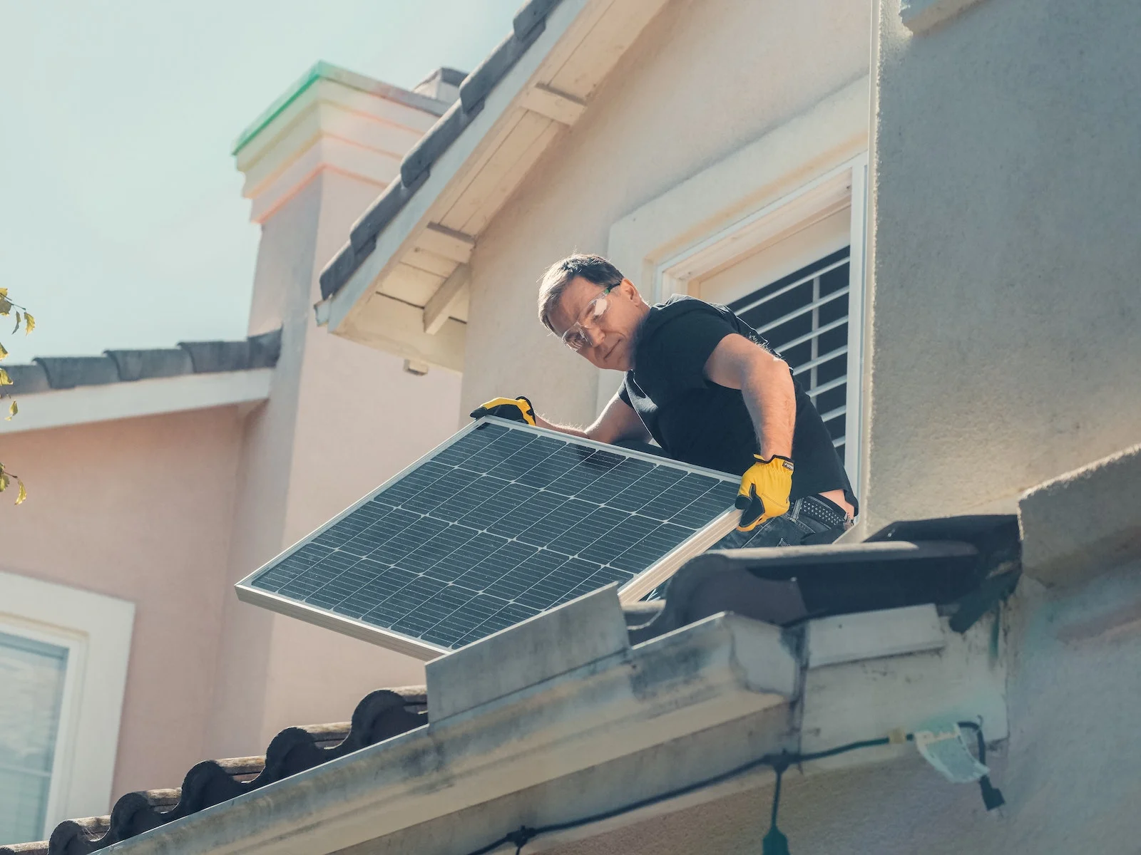 ¿Estás pensando en comprar paneles solares usados? Lee esto primero